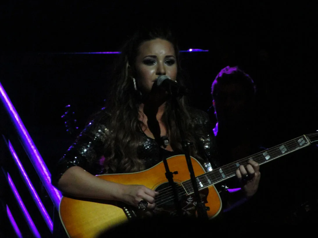 Demi Lovato исполняет Catch Me на концерте в Лос-Анджелесе, 2011