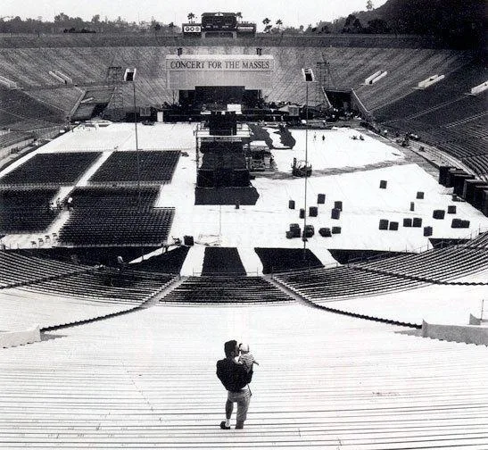 Стадион Rose Bowl в Пасадене, 1988: подготовка к концерту Depeche Mode