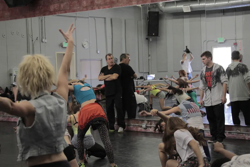 Кенни Ортега и хореограф Пол Беккер на репетиции/прослушиваниях, 2013