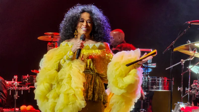 Diana Ross выступает на сцене (2023)