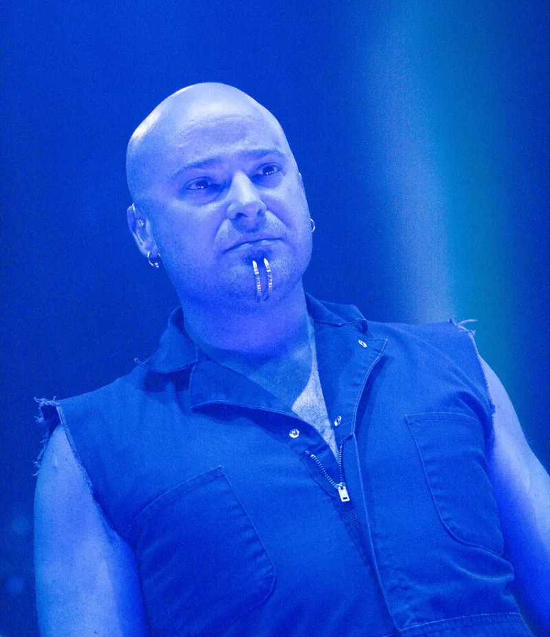 Дэвид Дрейман на сцене в синем свете