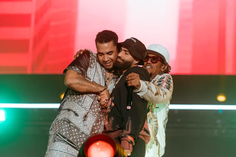 Don Omar на сцене с коллегами во время выступления