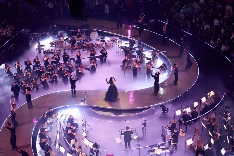 Дуа Липа и оркестр The Heritage Orchestra на площадке Royal Albert Hall, 2024 год