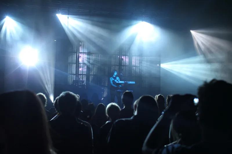 Emika на сцене Donaufestival, общий план, 2012