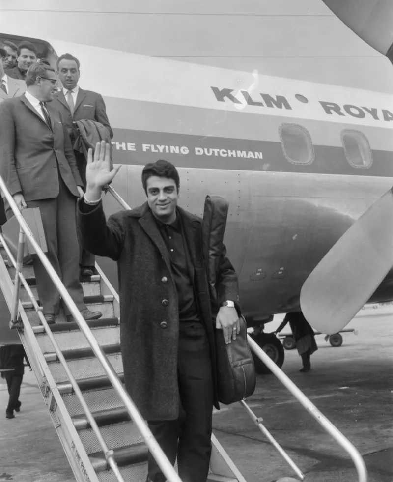 Энрико Массиас в аэропорту Схипхол, 1965