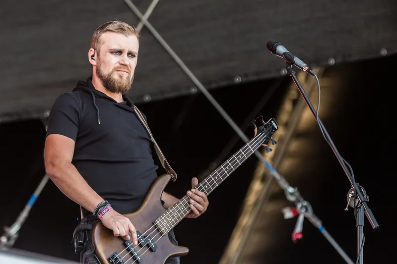 Erdling на Rockharz Open Air 2018: музыкант с бас-гитарой у микрофона