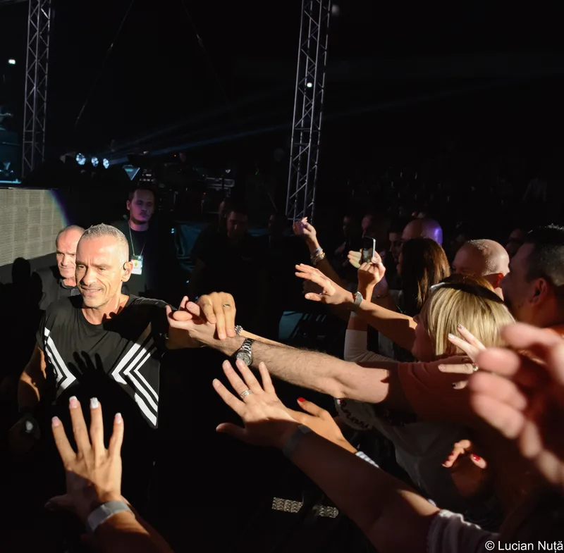 Эрос Рамазотти среди зрителей на концерте, 2015