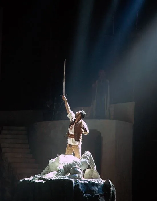 Флоран Мот на сцене в постановке La Légende du roi Arthur, Париж, 2016 год