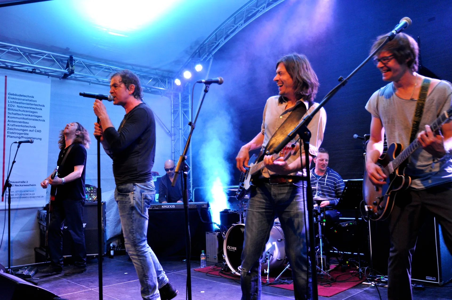 Fools Garden на сцене фестиваля Blacksheep, 2016: группа выступает при концертном свете