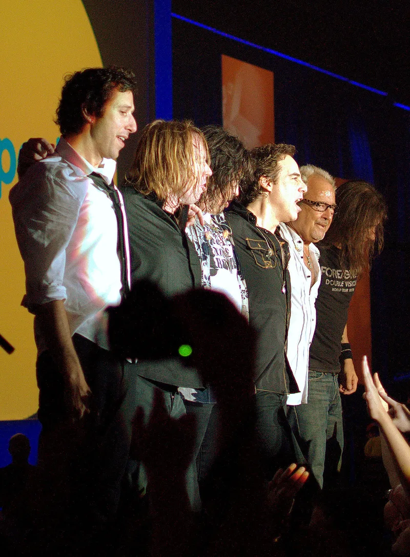 Участники Foreigner на сцене после концерта, 2009