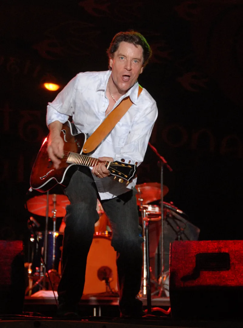 Франсис Кабрель на сцене с гитарой, концерт в Лафайете (Луизиана), 2007