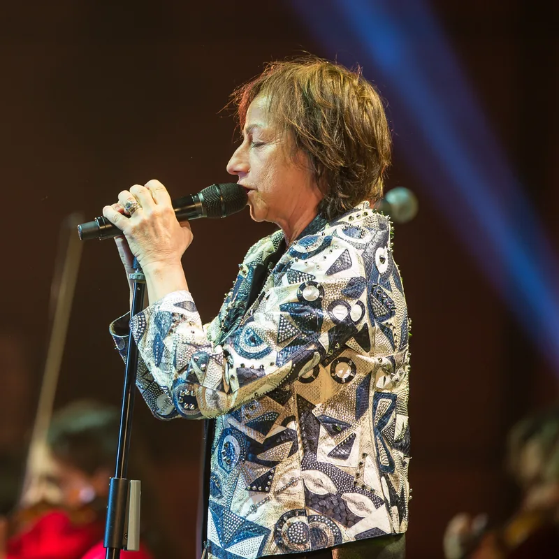 Джанна Наннини поёт на сцене в 2017 году, профиль у микрофона