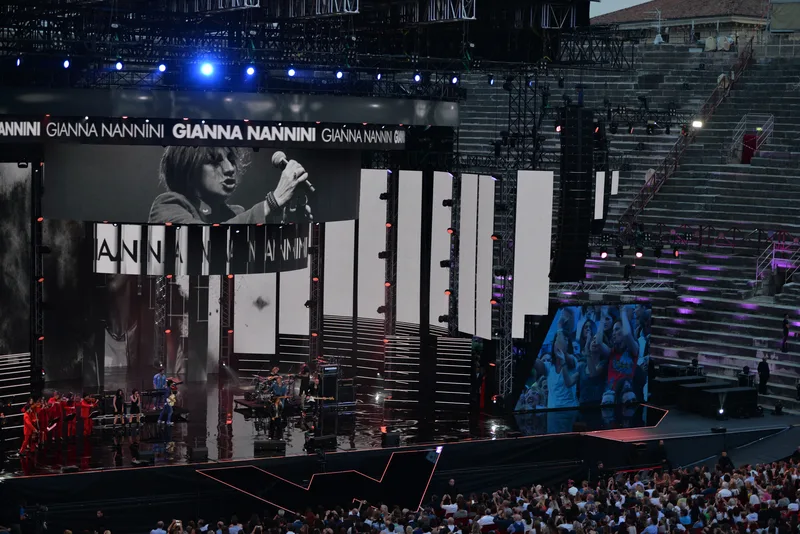 Концертная сцена с выступлением Джанны Наннини на Wind Music Awards 2016 в Вероне
