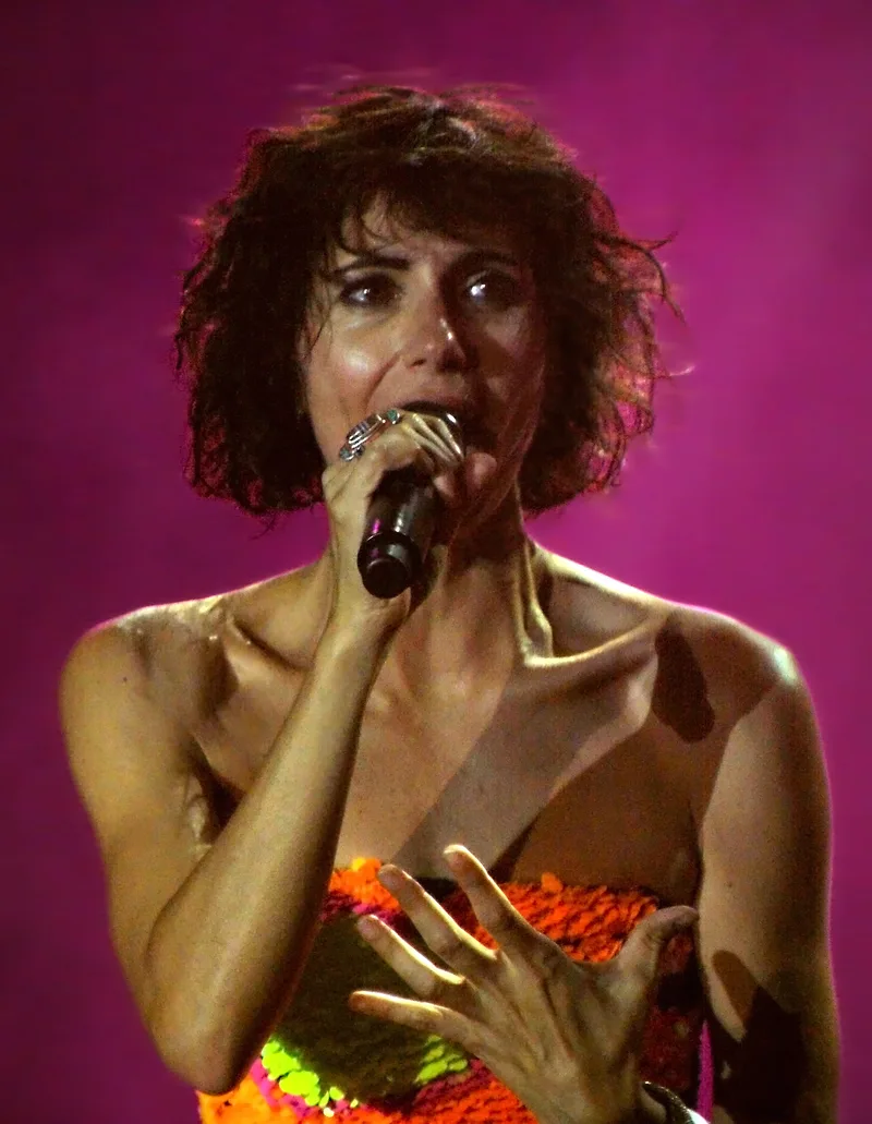 Giorgia на сцене во время концерта в Милане, 2012