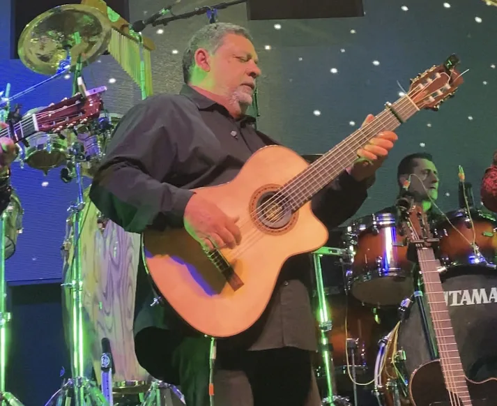Тонино Бальярдо играет на гитаре на сцене, 2023 год