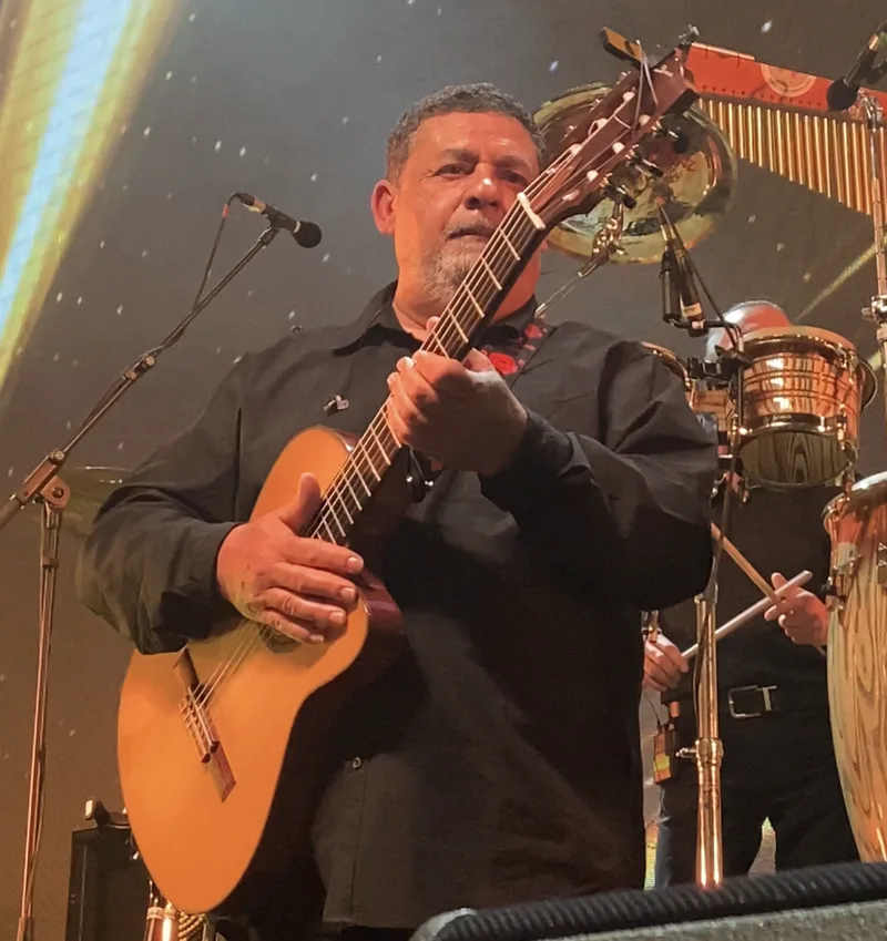 Тонино Бальярдо из Gipsy Kings на сцене, 2023