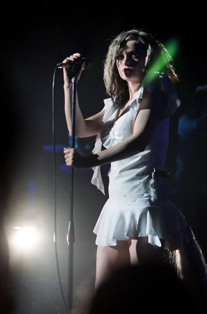 Alison Goldfrapp на выступлении в 2003 году