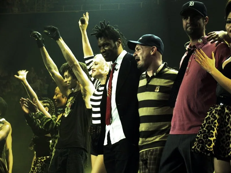 Gwen Stefani на поклонe после концерта в 2005 году вместе с участниками шоу