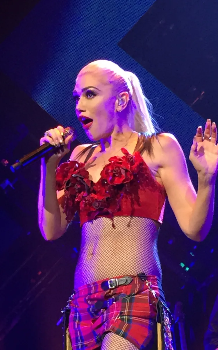 Gwen Stefani выступает в 2016 году на туре This Is What the Truth Feels Like