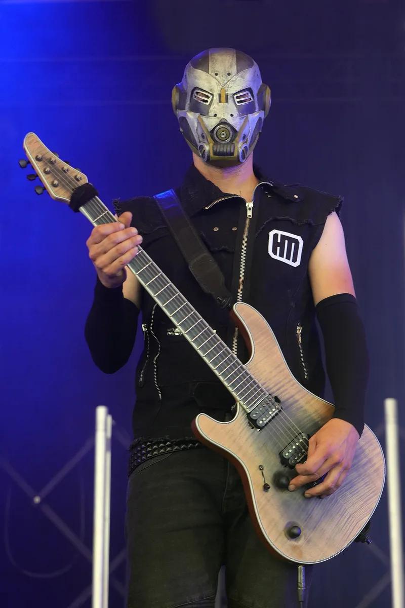 Heldmaschine на сцене Amphi Festival 2022, участник группы с гитарой и фирменной маской