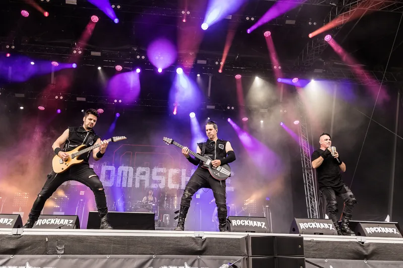 Heldmaschine на фестивале Rockharz 2024: группа на большой сцене, световые лучи и дым
