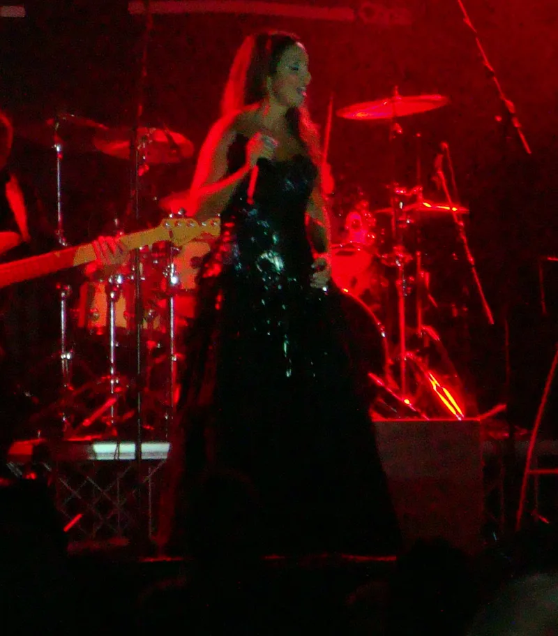 Hélène Ségara на концерте в департаменте Вар, июль 2010