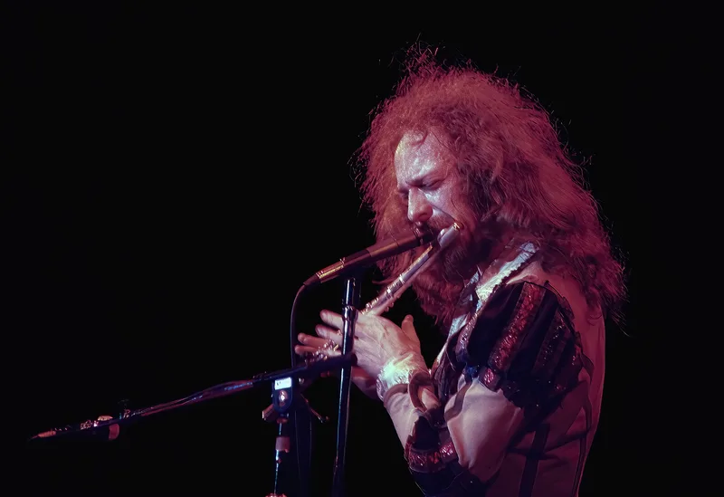 Иэн Андерсон играет на флейте на концерте в 1975 году