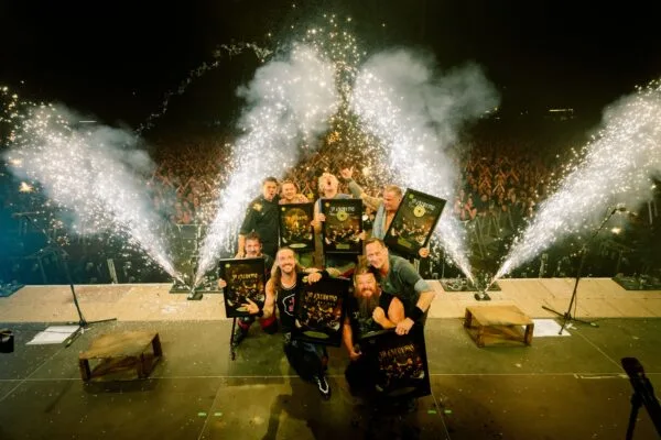 In Extremo на сцене во время награждения и салюта