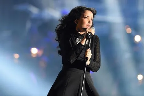 Indila на сцене в Брюсселе, 2014