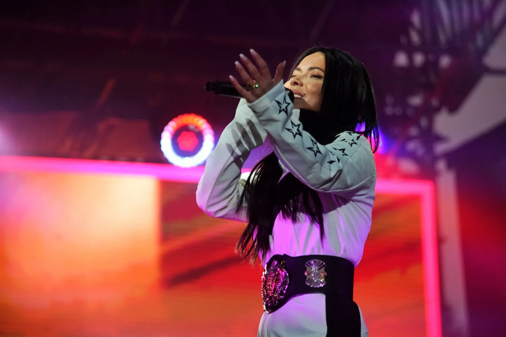 INNA выступает на фестивале в Поьяна-Брашов (2023)