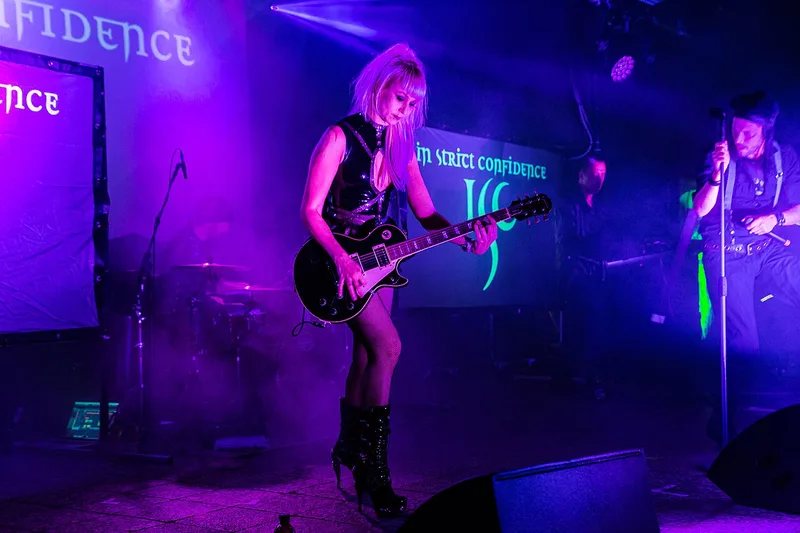 In Strict Confidence на сцене Nocturnal Culture Night, 2019: концертный кадр с фиолетовым светом