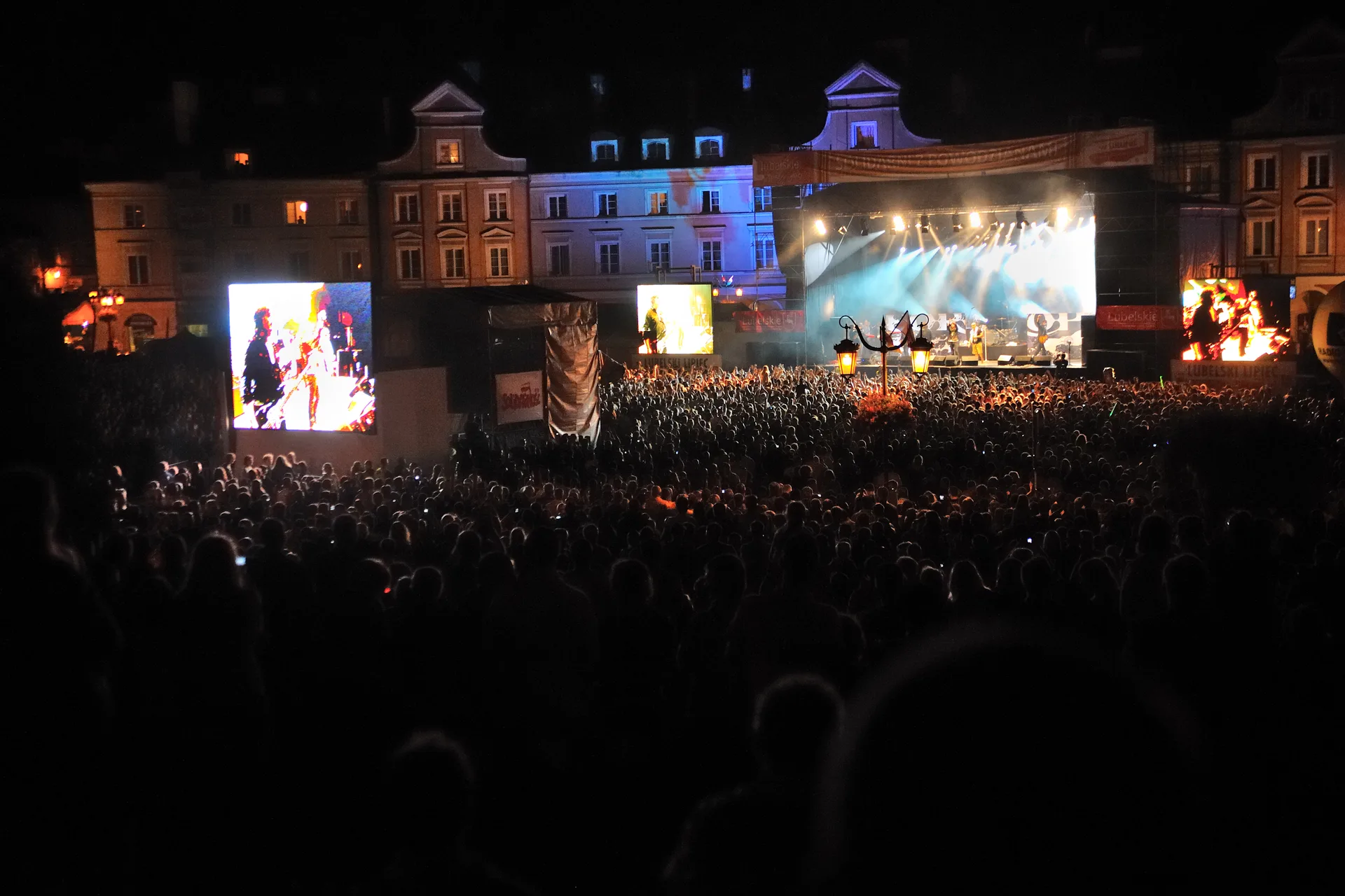 Концертная площадка и публика на выступлении, 2010