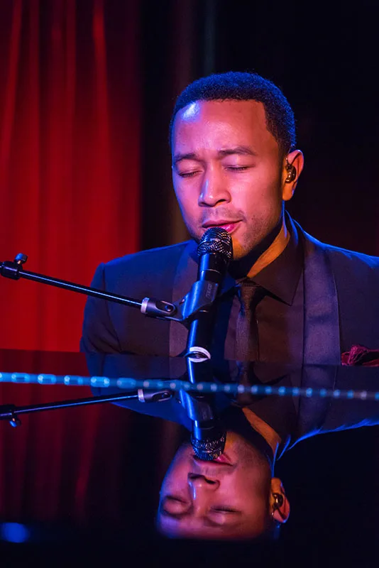 John Legend за пианино на концерте в Нью-Йорке, 2014