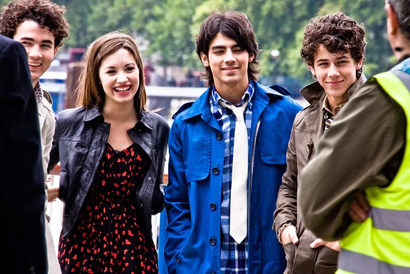 Jonas Brothers и Demi Lovato на фотосессии в Лондоне, 2008 год