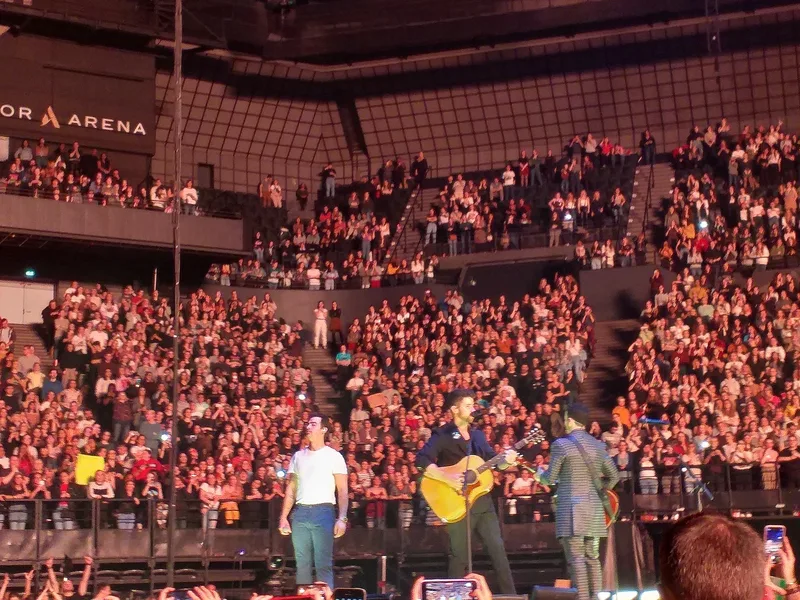 Jonas Brothers на сцене в Париже, 2020 год, арена и зрители