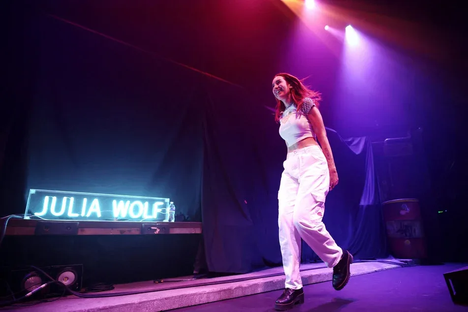 Julia Wolf на сцене во время выступления