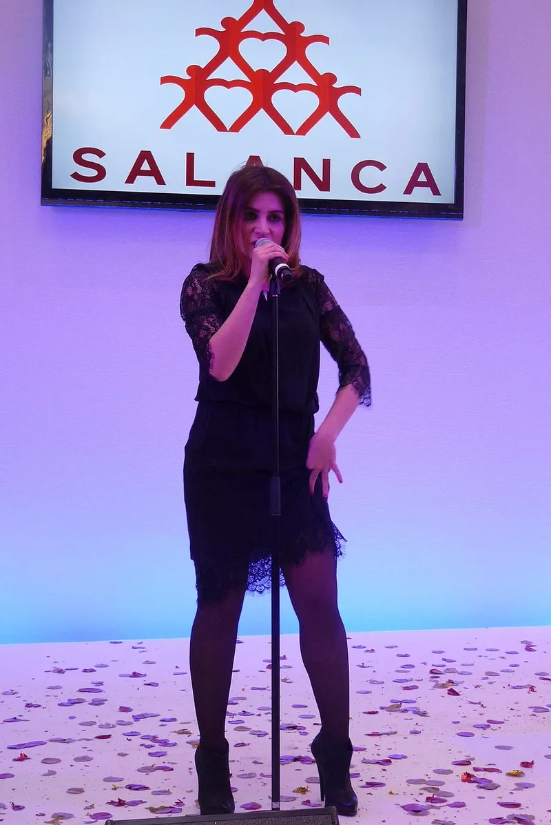 Жюли Зенатти на сцене, концертное выступление (2013)