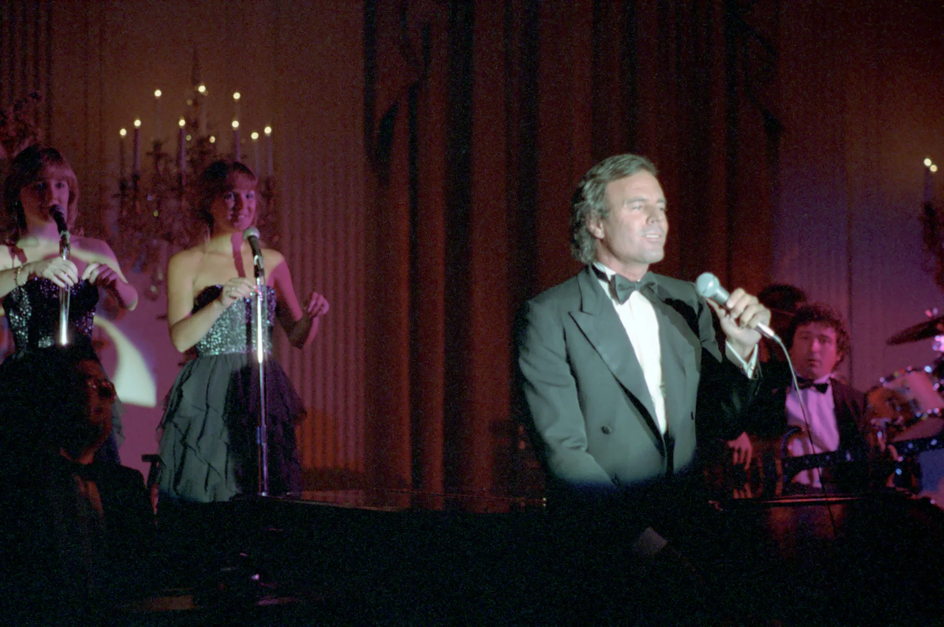 Хулио Иглесиас выступает в Белом доме (1984)