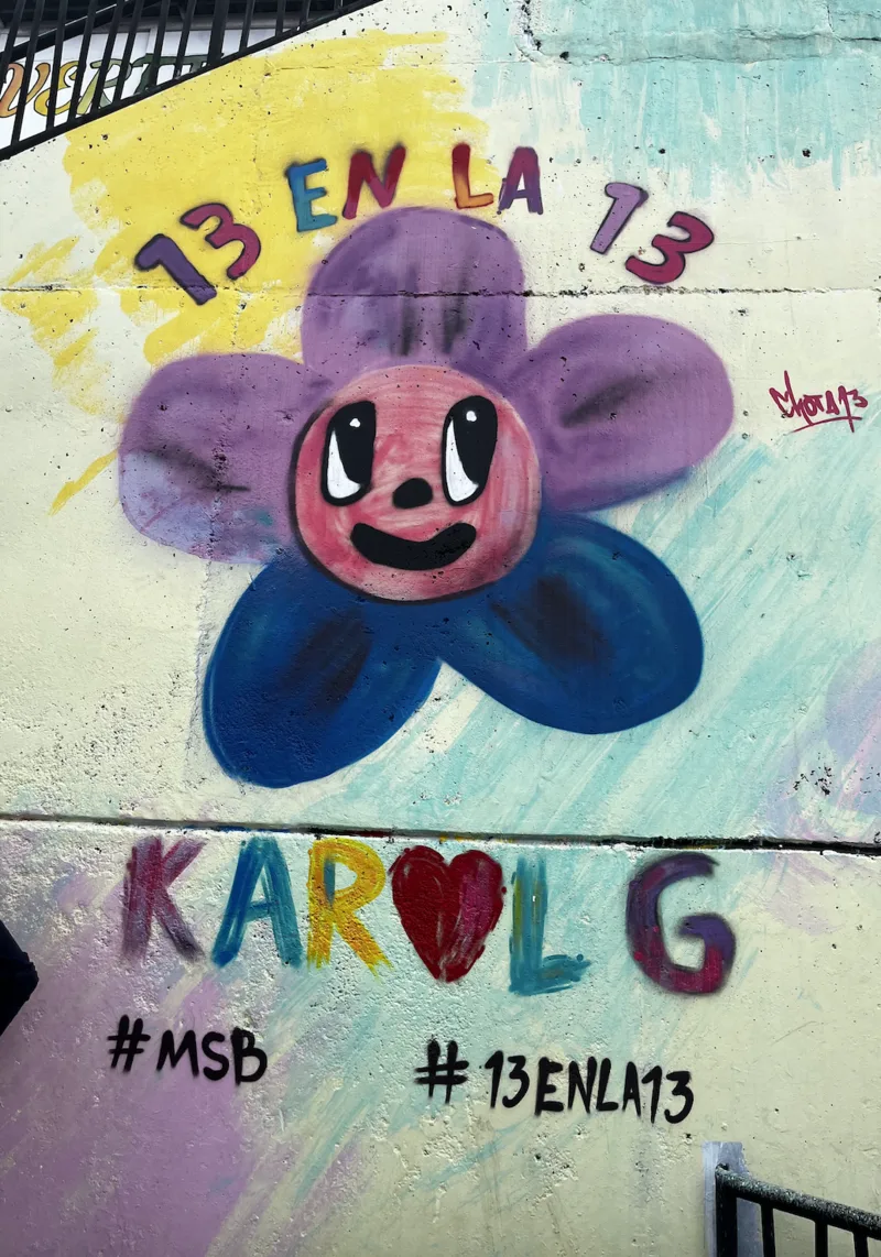 Граффити, связанное с Karol G, в Comuna 13