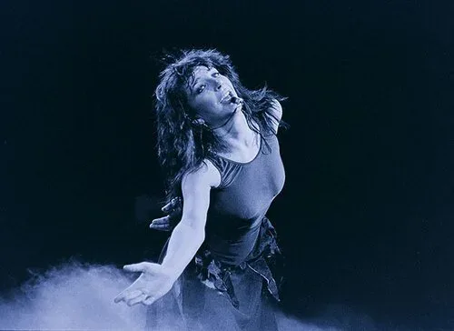 Кейт Буш на сцене во время The Tour of Life (1979)