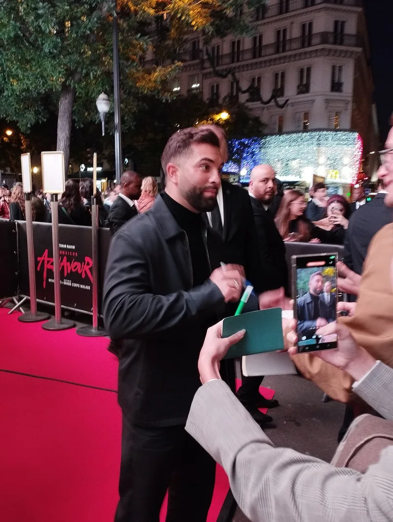 Kendji Girac перед Grand Rex в октябре 2024 года