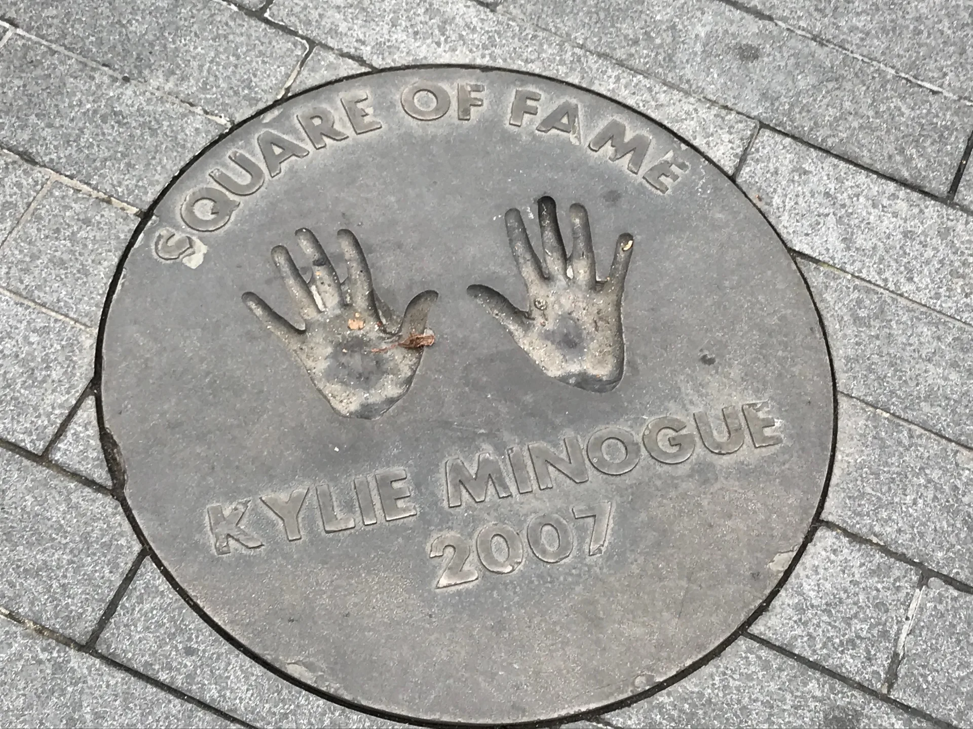 Отпечатки рук Кайли Миноуг на площади у Wembley Arena (Лондон)