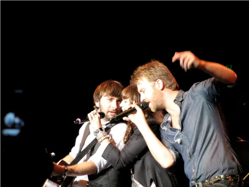 Lady Antebellum во время концерта, 2011
