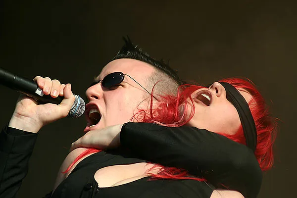 Thomas Rainer и Sonja Kraushofer на фестивале M'era Luna, 2004: концертный кадр крупным планом