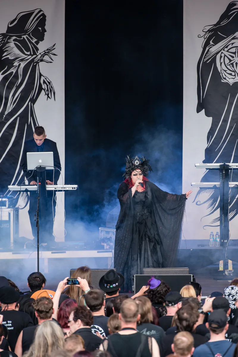 L’Âme Immortelle на фестивале Blackfield, 2015: вокалистка на переднем плане, клавишник слева