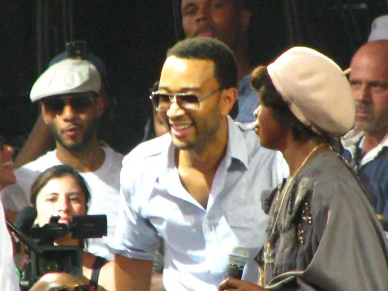 Lauryn Hill представляет John Legend на сцене, 2010