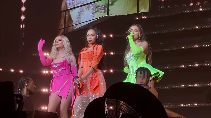 Little Mix на сцене Confetti Tour, 2022 (кадр с концерта)
