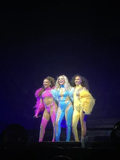 Трио Little Mix на сцене Confetti Tour в Глазго, 2022 (вертикальный кадр)