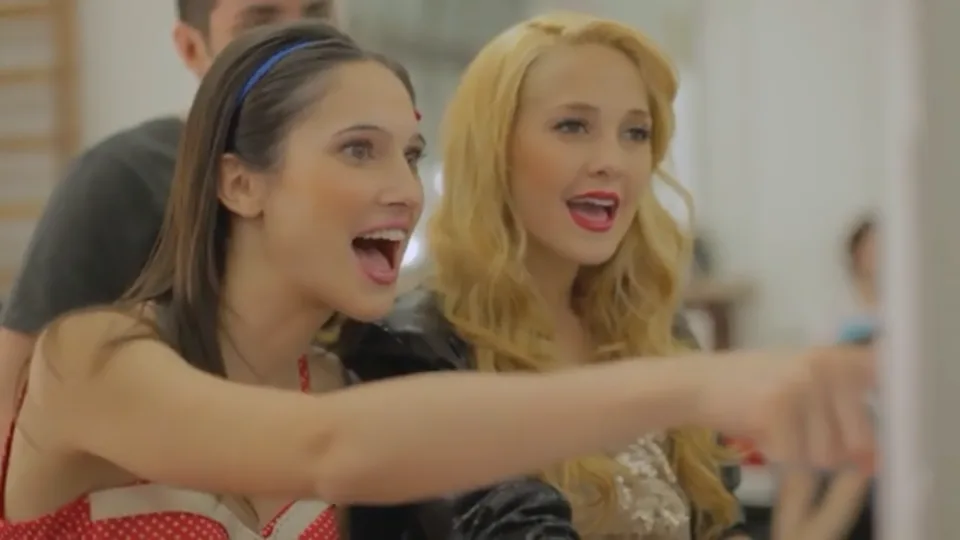 Lodovica Comello и Mercedes Lambre в кадре промоматериалов Violetta