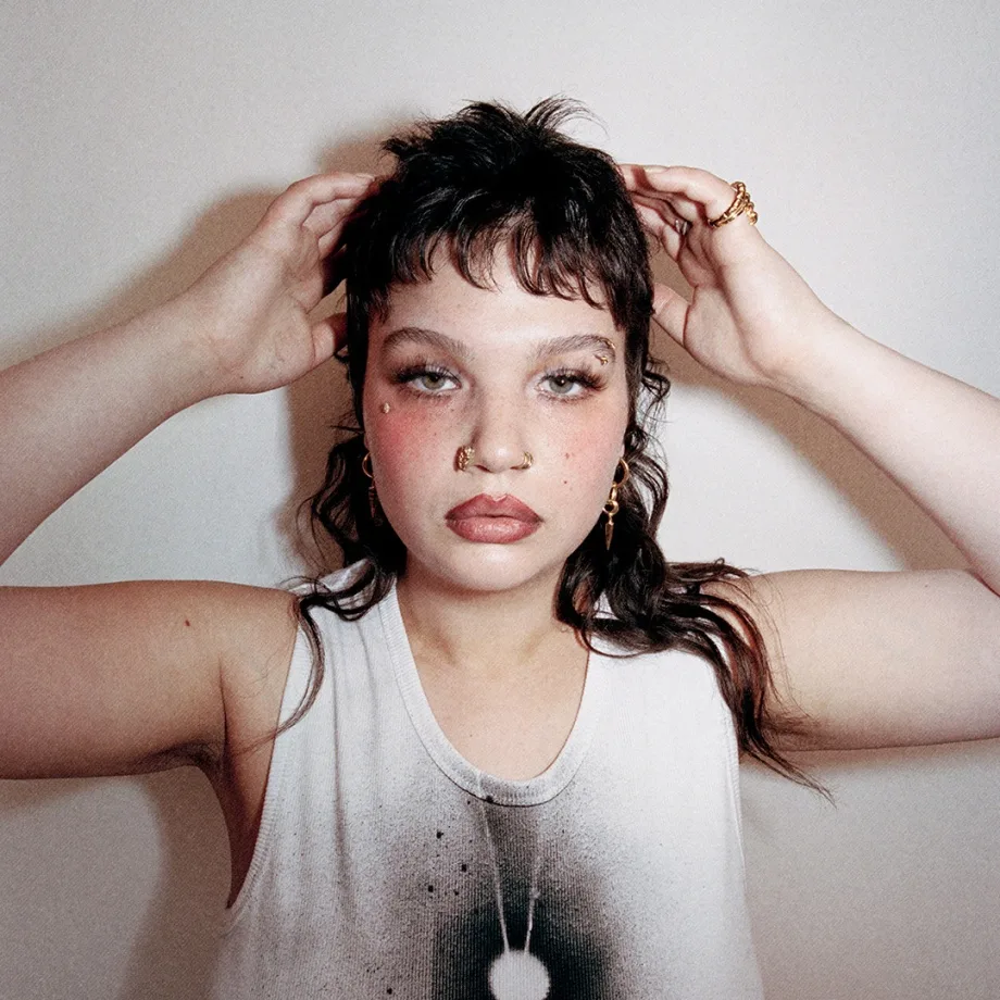 Lola Young, портрет (промо-фото Pukkelpop 2024)